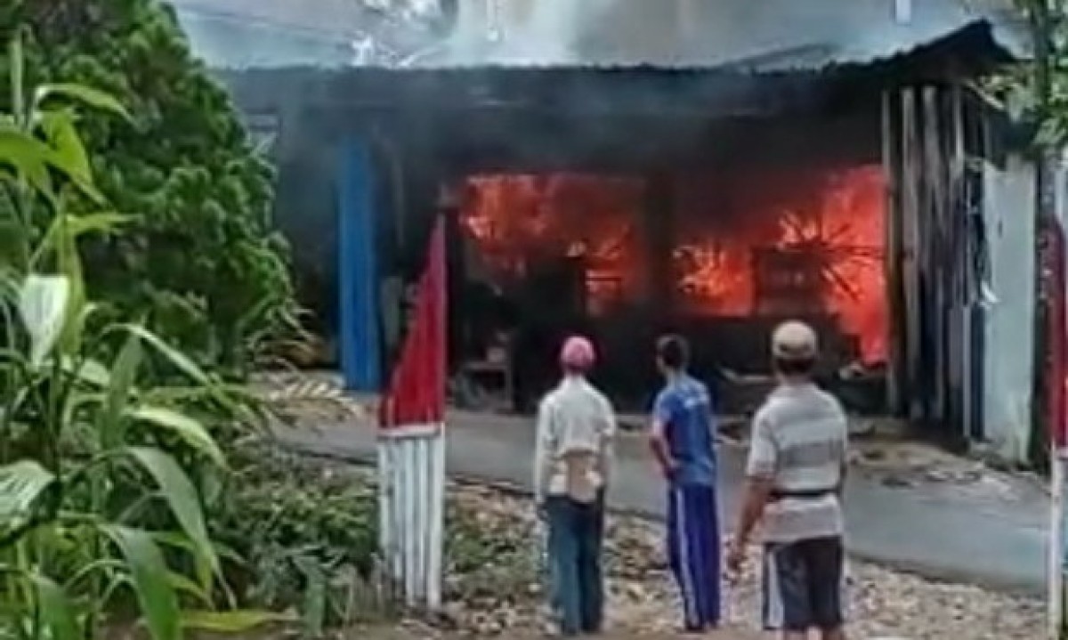Petugas berada di lokasi kebakaran. (foto: Dok Satpol PP dan Damkar Trenggalek for jatimnow.com)