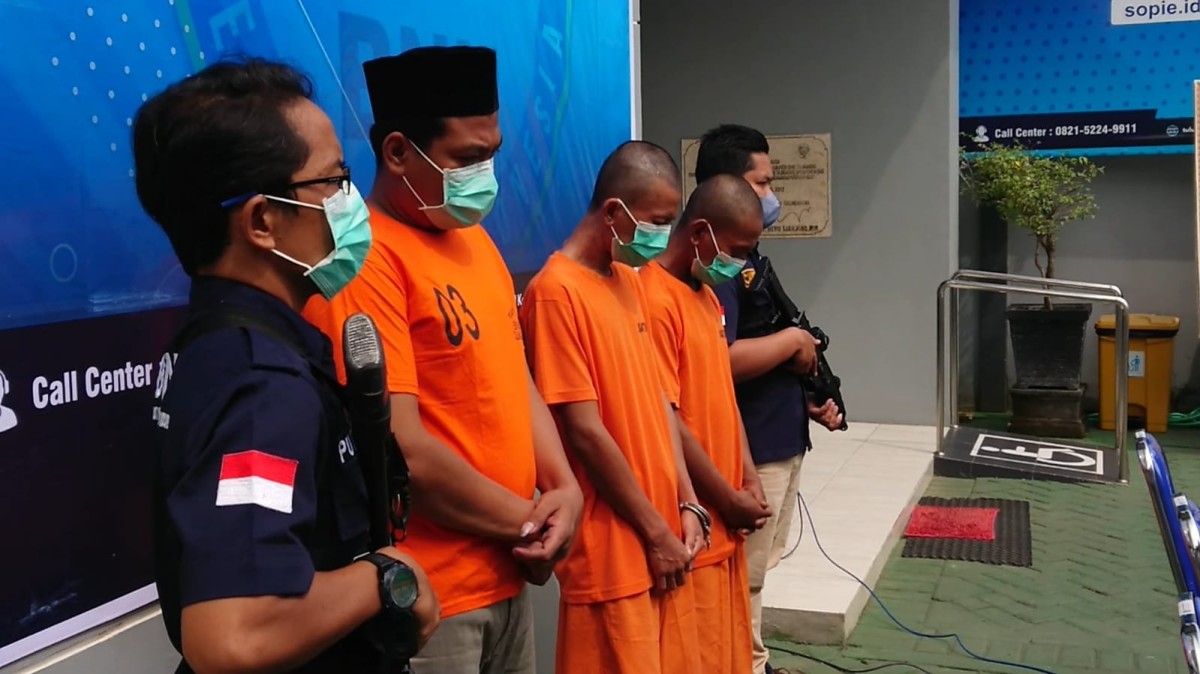 Tersangka pengedar narkoba saat dirilis BNNK Tulungagung. (Foto: Bramanta Pamungkas/jatimnow.com)