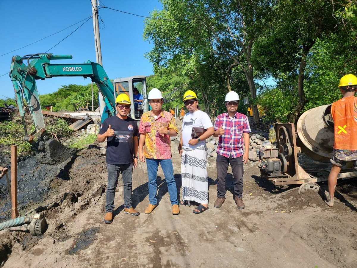 KIM Medokan Ayu Berkreasi bersama stakeholder kelurahan setempat meninjau proyek pembangunan jalan paving baru akses mangrove (Foto-foto: Muhajir for jatimnow.com)