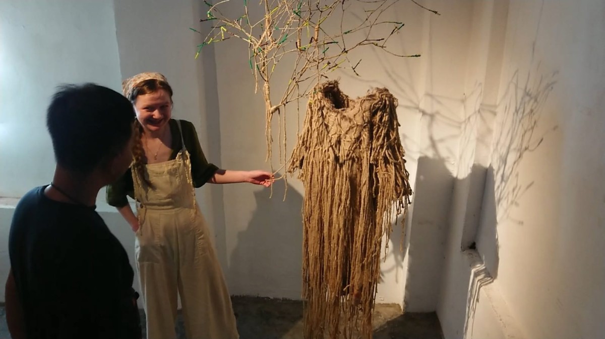 Ella Chardbun bersama salah satu karya yang dipamerkan dalam pameran. (Foto: Bramanta Pamungkas/jatimnow.com)