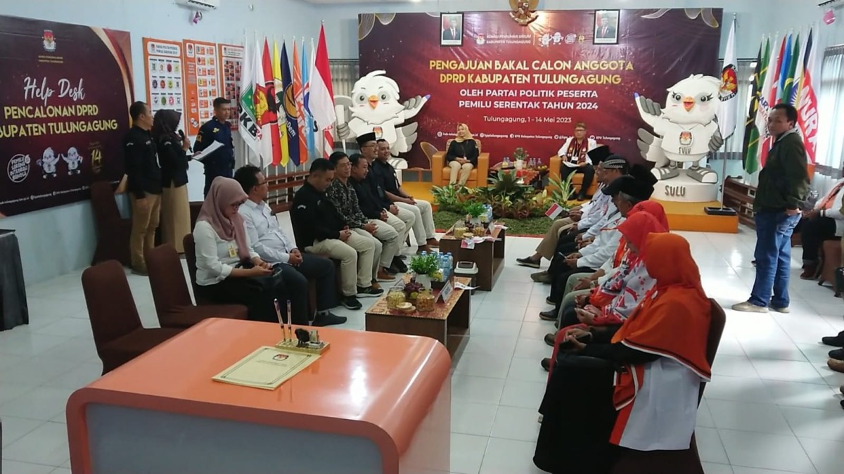 Suasana pendaftaran Bacaleg di KPU Tulungagung. (Foto: Bramanta Pamungkas/jatimnow.com)