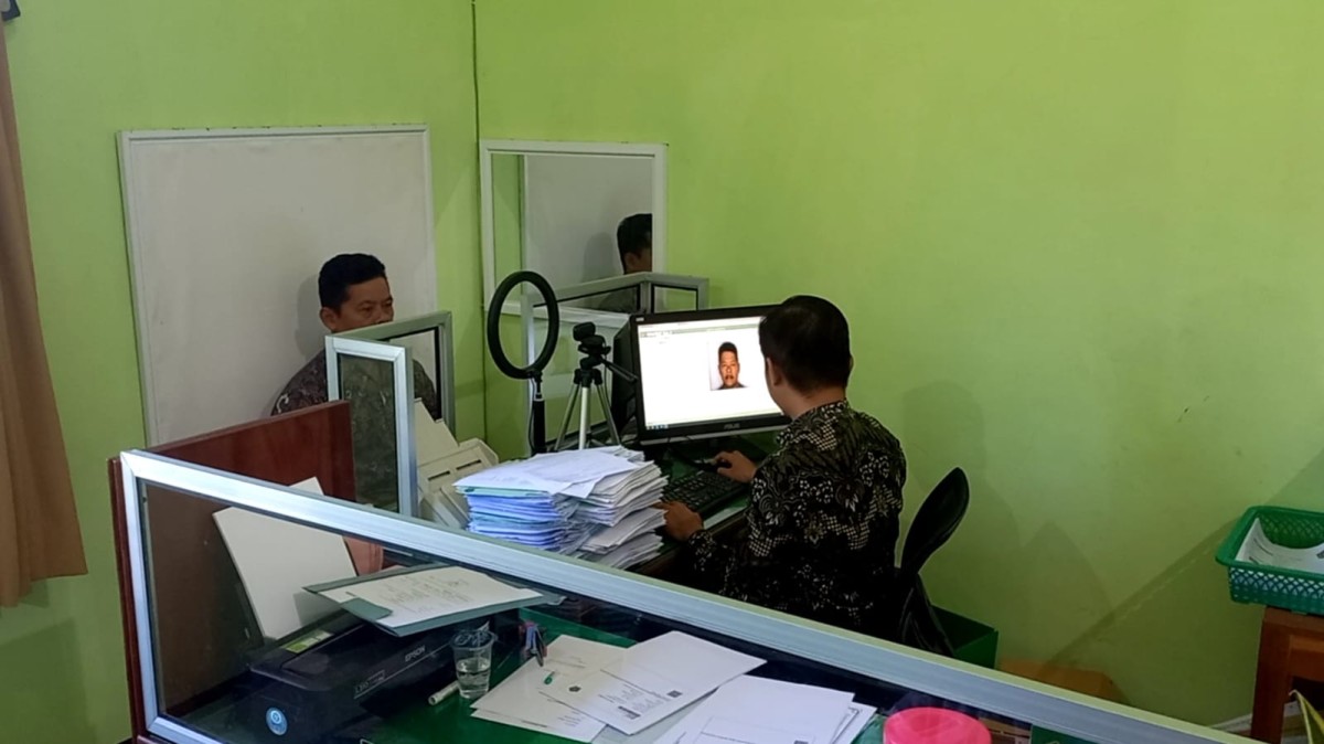Salah seorang warga sedang mendaftar haji. (foto: Bramanta Pamungkas/jatimnow.com)