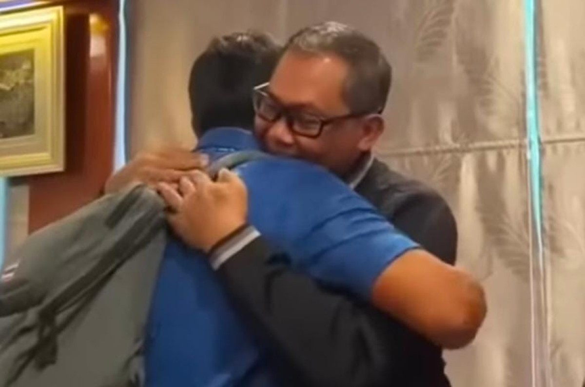 Momen Staf Timnas Thailand Menangis Minta Maaf ke Manajer Indonesia, Sumardji (Foto: Tangkapan layar video akun YouTube @pemainkeduabelas)