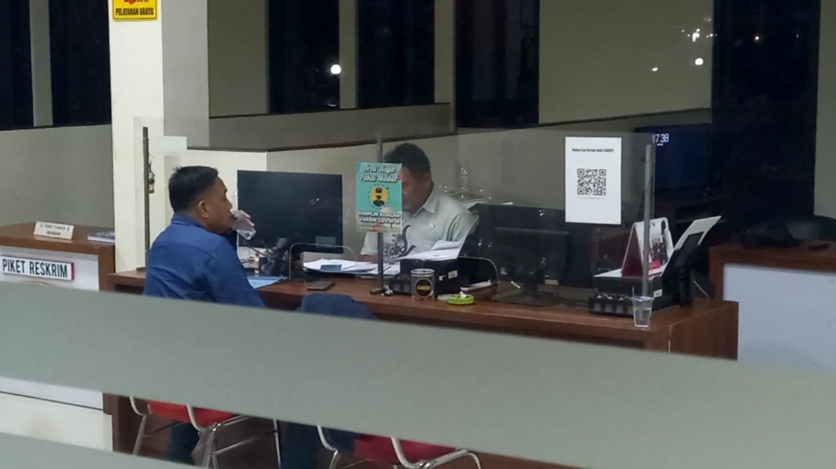 Asmadi membuat laporan di Polres Trenggalek. (foto: Bramanta Pamungkas/jatimnow.com)