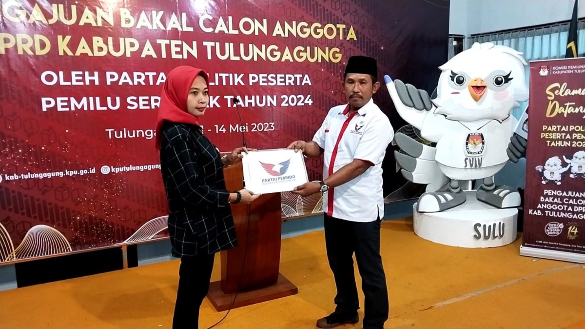 DPD Partai Perindo saat mendaftarkan bacaleg ke KPU Tulungagung.(foto:Bramanta Pamungkas/jatimnow.com)