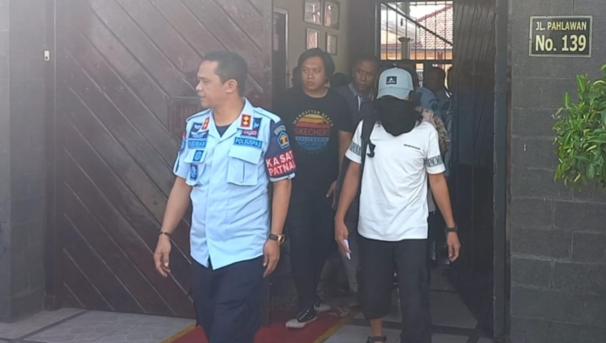 Narapidana teroris asal Bima keluar dari pintu Lapas Tulungagung. (foto: Bramanta Pamungkas/jatimnow.com)