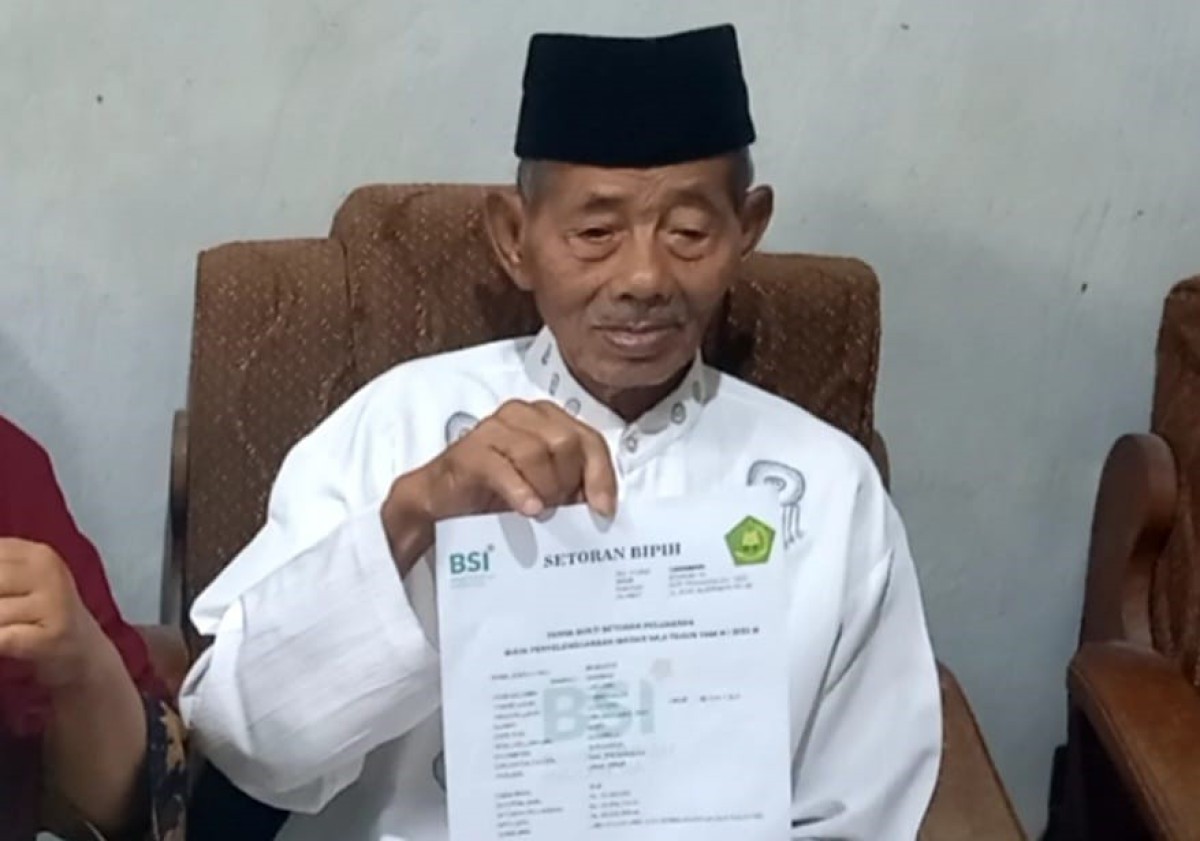 Mubasyir menunjukkan bukti pelunasan haji. (foto: Bramanta Pamungkas/jatimnow.com)