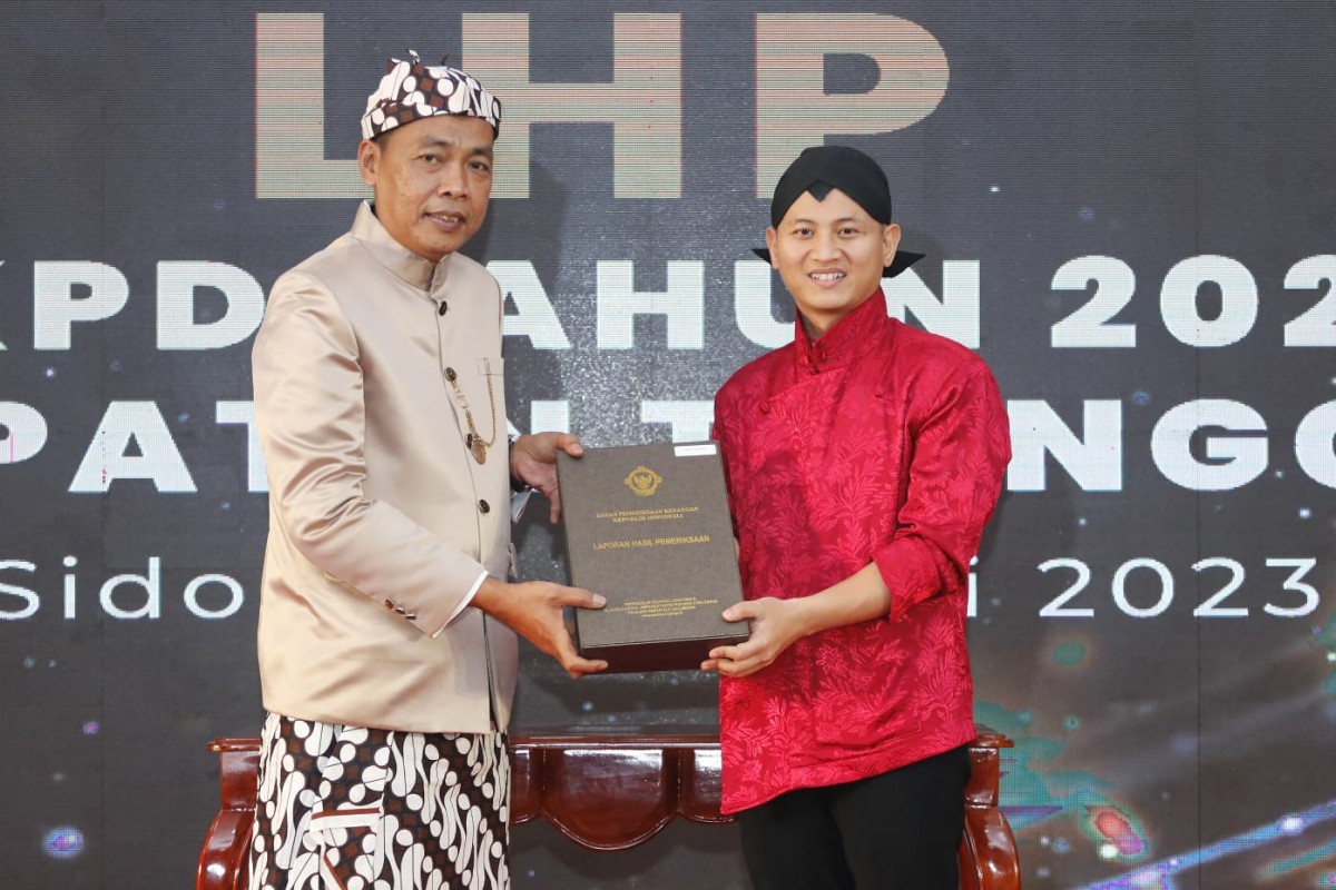 Bupati Trenggalek, Mochamad Nur Arifin menerima penghargaan WTP. (Dok Prokopim Trenggalek for jatimnow.com)