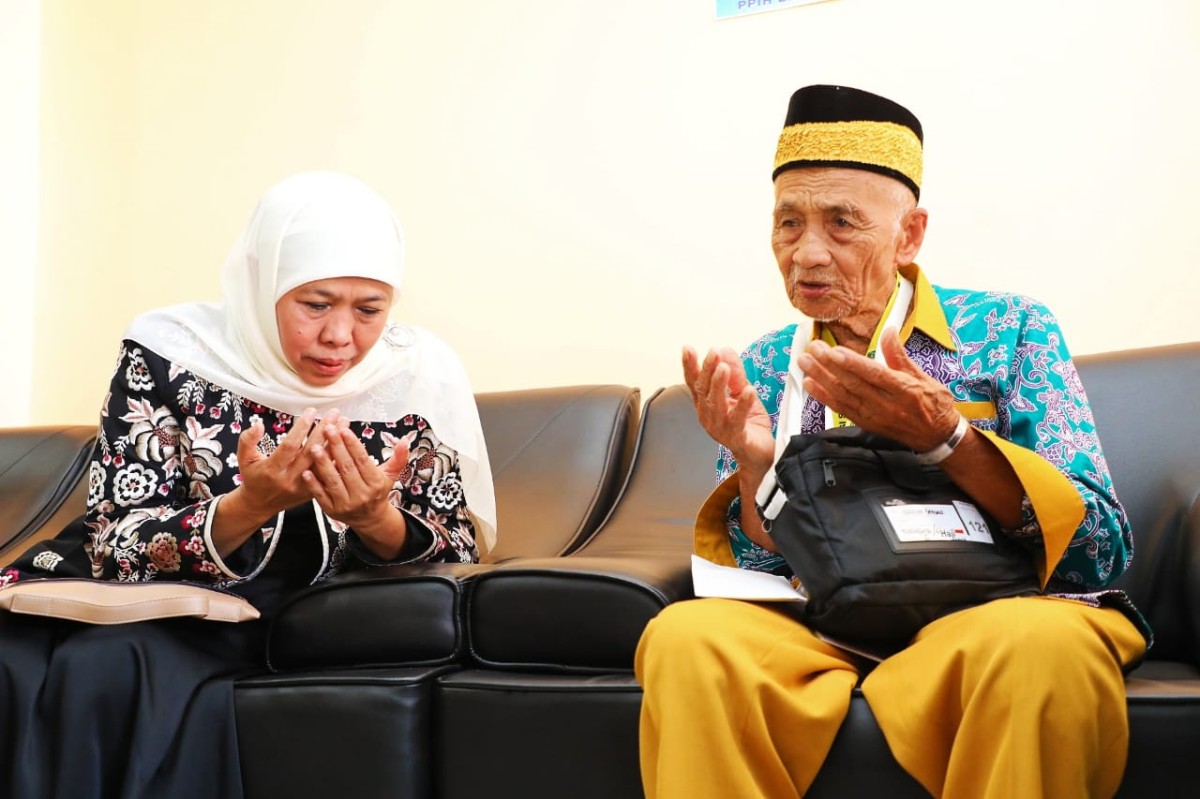 Gubernur Khofifah Indar Parawansa ketika menemui Mbah Harun. (Kepala Biro Adm. Pimpinan Prov Jatim for jatimnow.com)