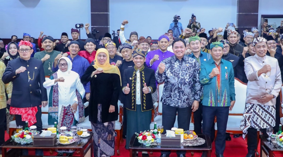 Kepala Daerah se-Jatim saat menerima opini WTP BPK (foto: Humas Pemprov Jatim for jatimnow.com)