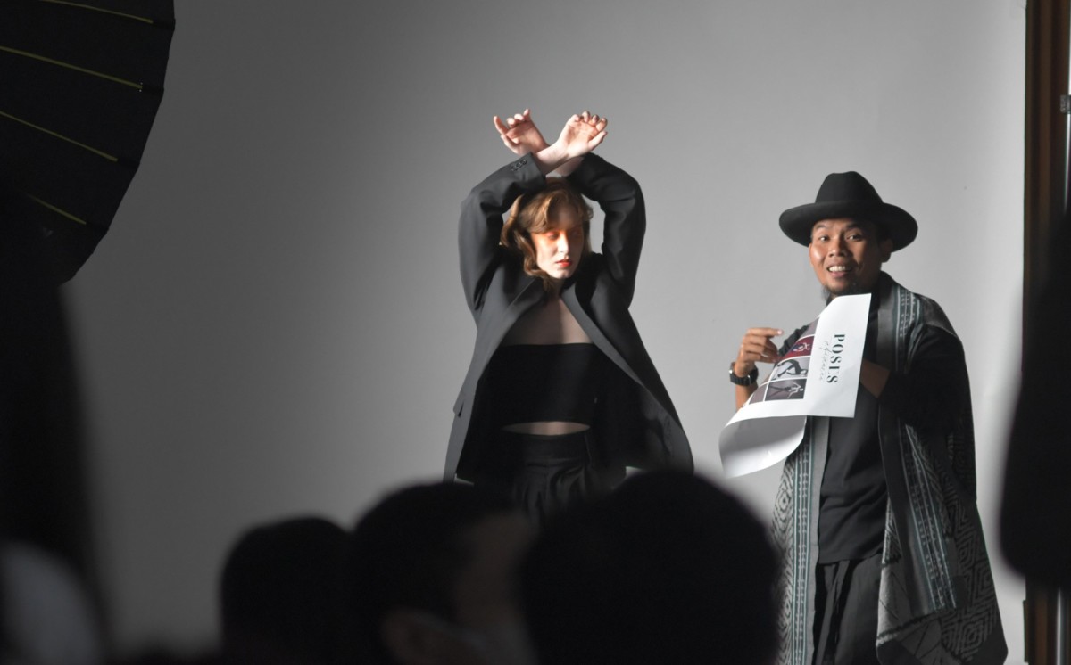 Photography Educator, Moch Rizky memberikan materi teknik lighting dalam memotret produk dan fashion saat Wokrshop Product and Fashion Photography Lighting fir E-Commerce Catalogeu di Ubaya.(foto: Fahrizal Tito/jatimnow.com)