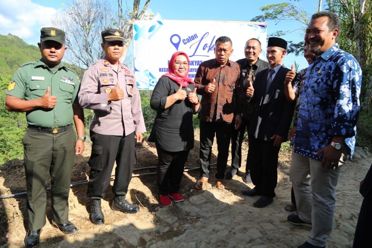 Bupati Ponorogo, Kang Giri berfoto di calon lokasi Desa Sambiganen (Foto: Prokopim Pemkab Ponorogo for jatimnow.com)