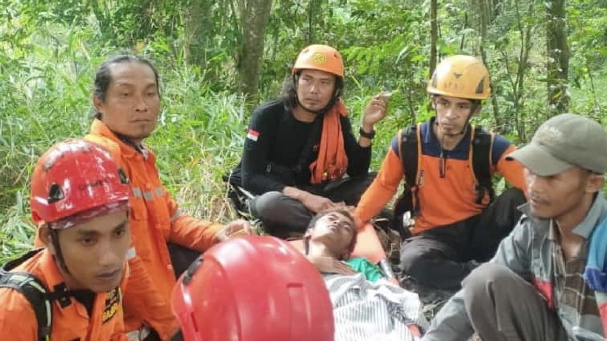 Evakuasi Mohadi, pencari madu yang hilang di Hutan Damarwulan. (Foto : Tim SAR for jatimnow.com)