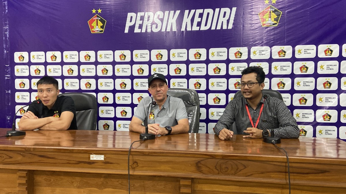 Pelatih Persik Kediri Marcelo Rospide (tengah) dalam sesi prescon usai laga. (Foto : Yanuar Dedy/jatimnow.com)