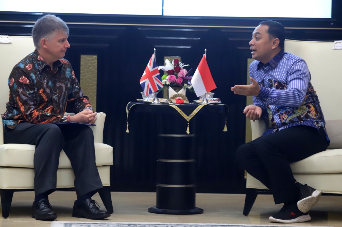 Eri Cahyadi bersama Dubes Inggris Owen Jenkins. (Foto: Humas Pemkot Surabaya)