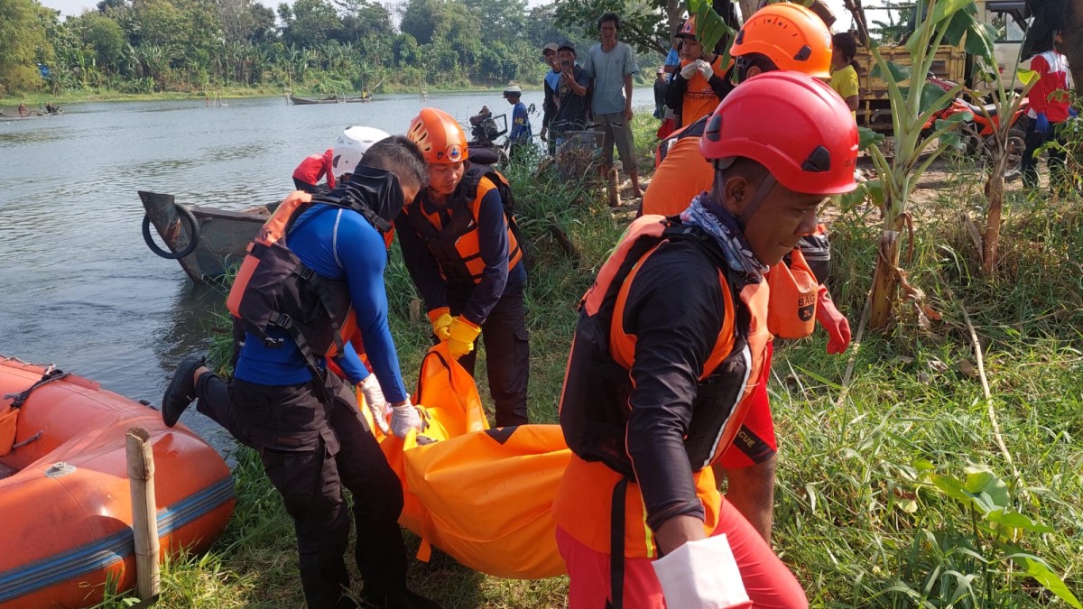 Tim gabungan mengevakuasi jenazah Imam Sudomo dari Sungai Brantas. (Foto : BPBD Kota Kediri for jatimnow.com)