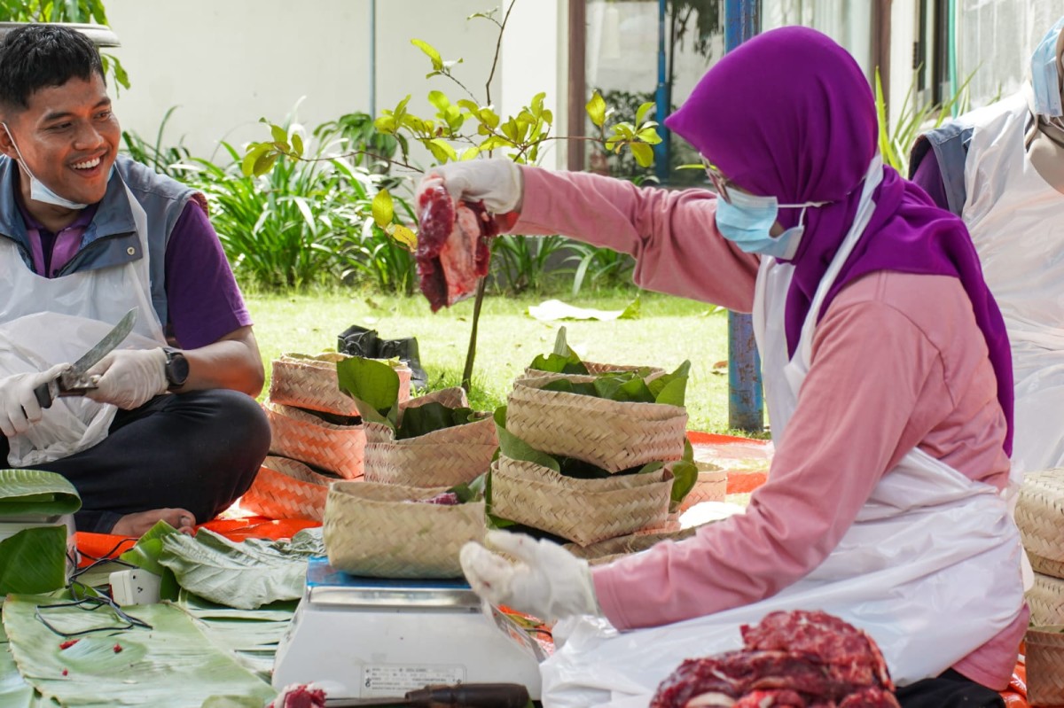 DKPP Kabupaten Kediri melakukan pemeriksaan daging kurban. (Foto : Humas Pemkab Kediri for jatimnow.com)