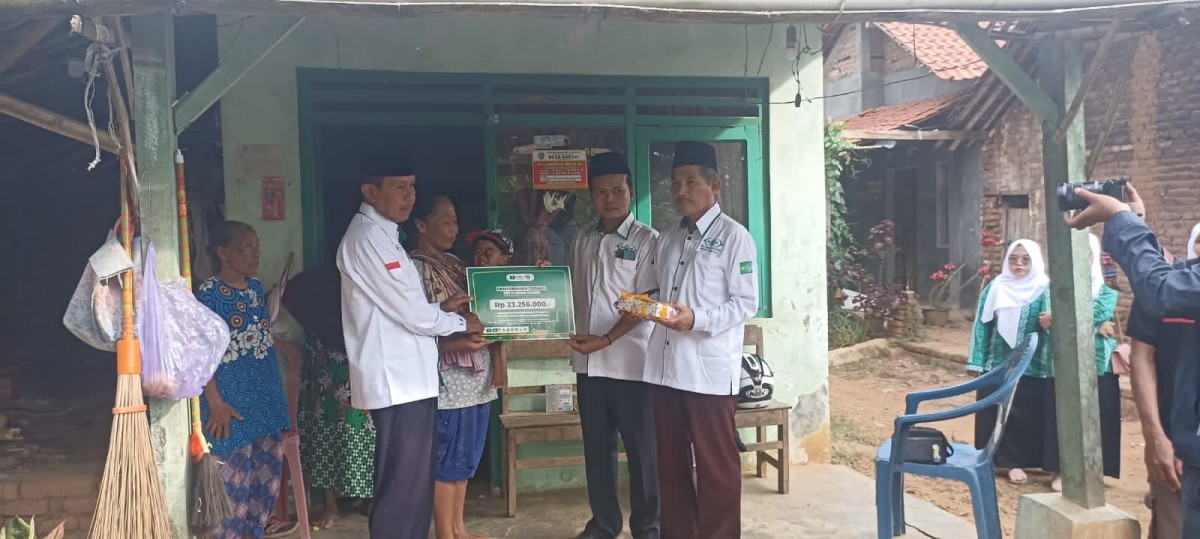 NU Care LazisNU Bungkal Ponorogo serahkan donasi untuk pengobatan Dimas. (Foto: Ahmad Fauzani/jatimnow.com)