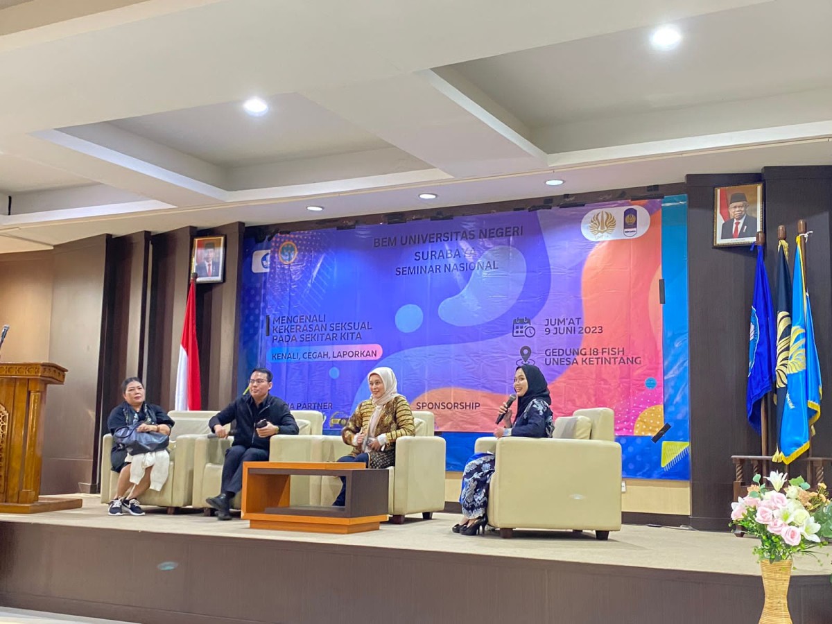 Ajeng Wira Wati saat mengisi seminar nasional di Unesa (Foto: wira for jatimnow.com)