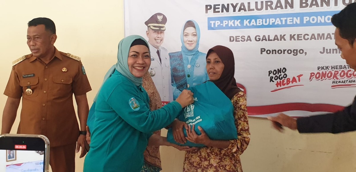 Ketua TP PKK Kab. Ponorogo Susilowati Sugiri Sancoko saat memyalurkan bakti sosial. (Foto: Ahmad Fauzani/jatimnow.com)
