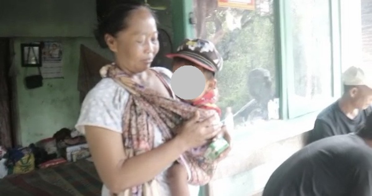 Muhammad Dimas Alfahri digendong ibunya. (Foto: Ahmad Fauzani/jatimnow.com)