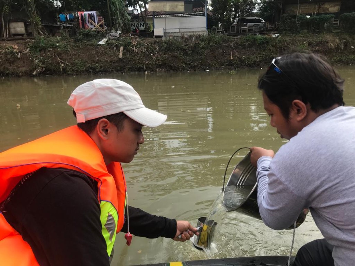 Relawan memilah sampah yang dibersihkan dari sungai, relawan mengambil sampel air. (Foto-foto: Bramanta Pamungkas/jatimnow.com)