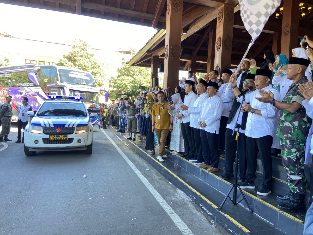 Bupati Sugiri Sancoko melepas keberangkatan 113 jemaah haji asal Ponorogo. (Foto: Ahmad Fauzani/jatimnow.com)