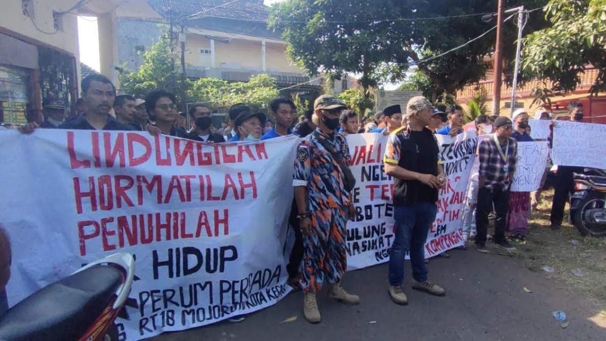 Warga berupaya menghadang penertiban. (Foto : Yanuar Dedy/jatimnow.com)
