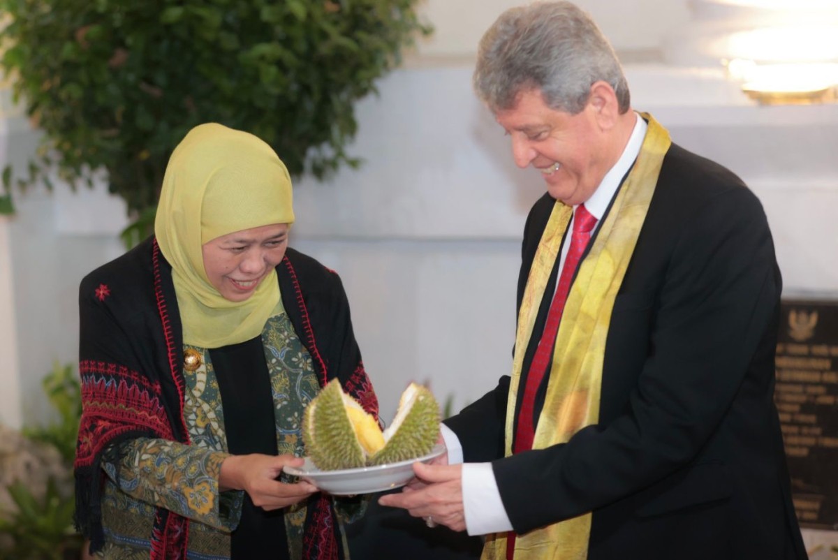 Gubernur Khofifah Indar Parawansa saat menerima kunjungan Dubes Palestina untuk Indonesia Dr. Zuhair S.M. Al-Shun. (foto: Humas Pemprov Jatim/jatimnow.com)