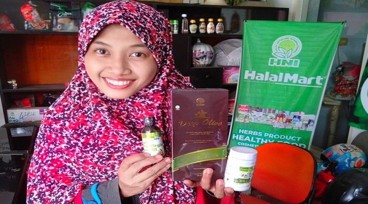 Hidayatun Nisa dan produk herbal zaitun. (Foto: Hidayatun for jatimnow.com)