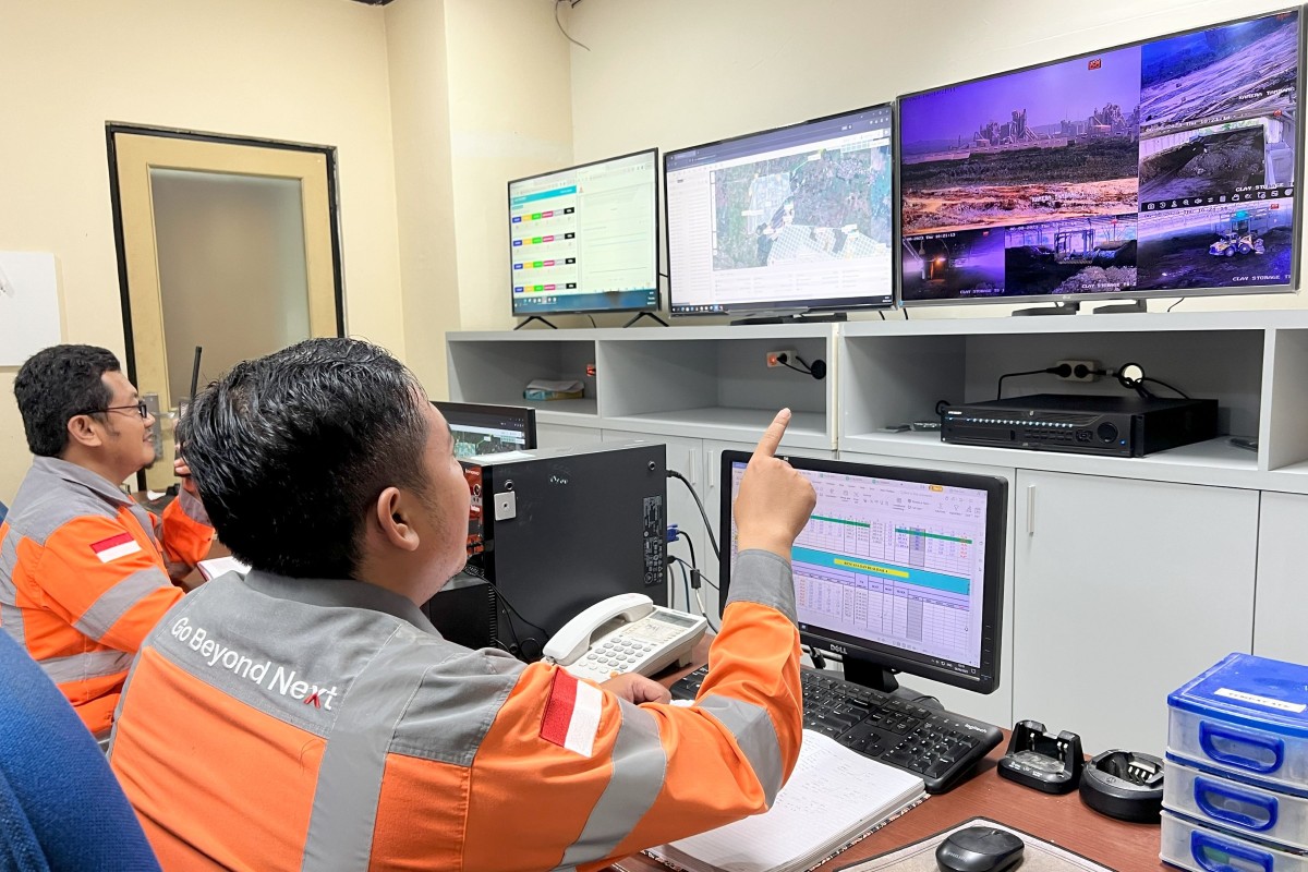 Pusat kontrol pemantauan aktivitas pertambangan di Pabrik Tuban Jawa Timur. Pemantauan dilakukan secara online dan realtime selama tambang beroperasi. (Foto: SIG for jatimnow.com)
