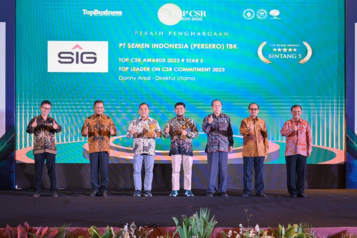 General Manager of CSR SIG, Edy Saraya (ketiga kiri) dan Senior Officer of CSR SIG, Amin Budi Hartanto (keempat kiri) saat menerima penghargaan kategori Top CSR Awards 2023 di Hotel Raffles, Jakarta, Rabu (7/6). SIG meraih dua belas penghargaan atas komit