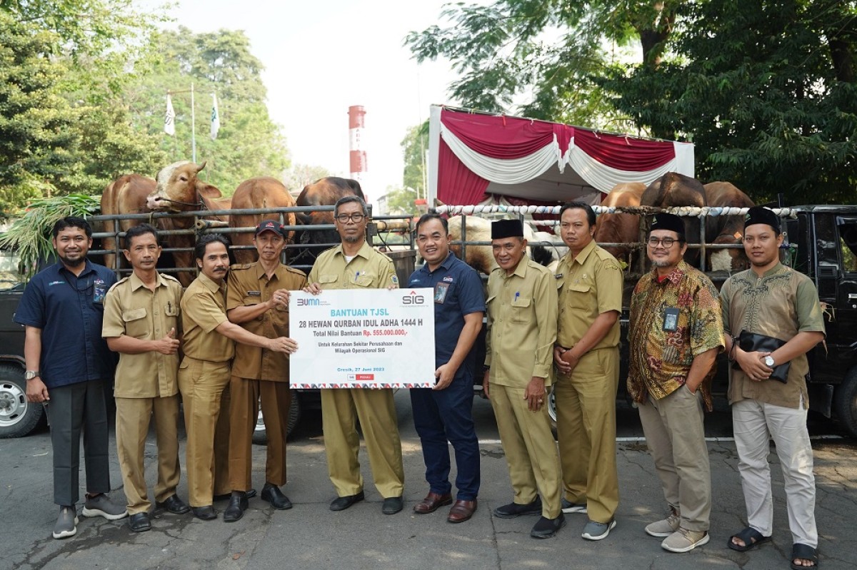 General Manager of CSR Edy Saraya (keenam kiri) menyerahkan hewan kurban untuk enam desa/kelurahan yang ada di Kecamatan Kebomas dan Kecamatan Gresik, meliputi Kelurahan Singosari, Gending, Sidomoro, Desa Segoromadu, Kramatinggil, dan Sidorukun, Kabupaten