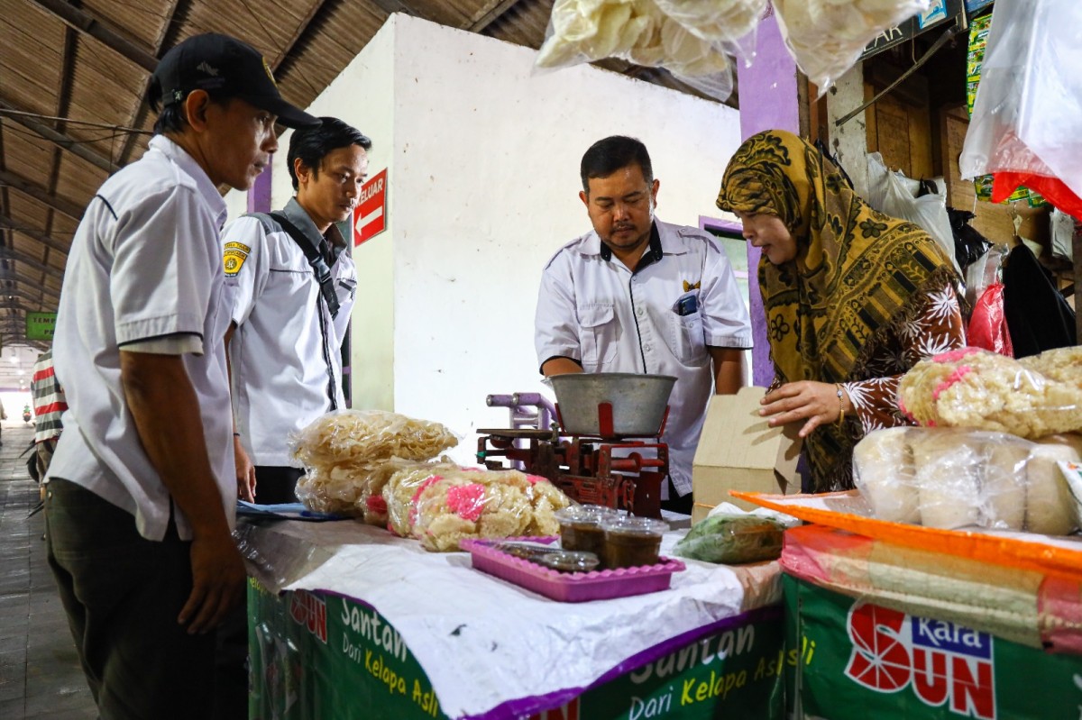 Pengecekan timbangan pedagang Pasar Bandar. (Foto : Pemkot Kediri for jatimnow.com)