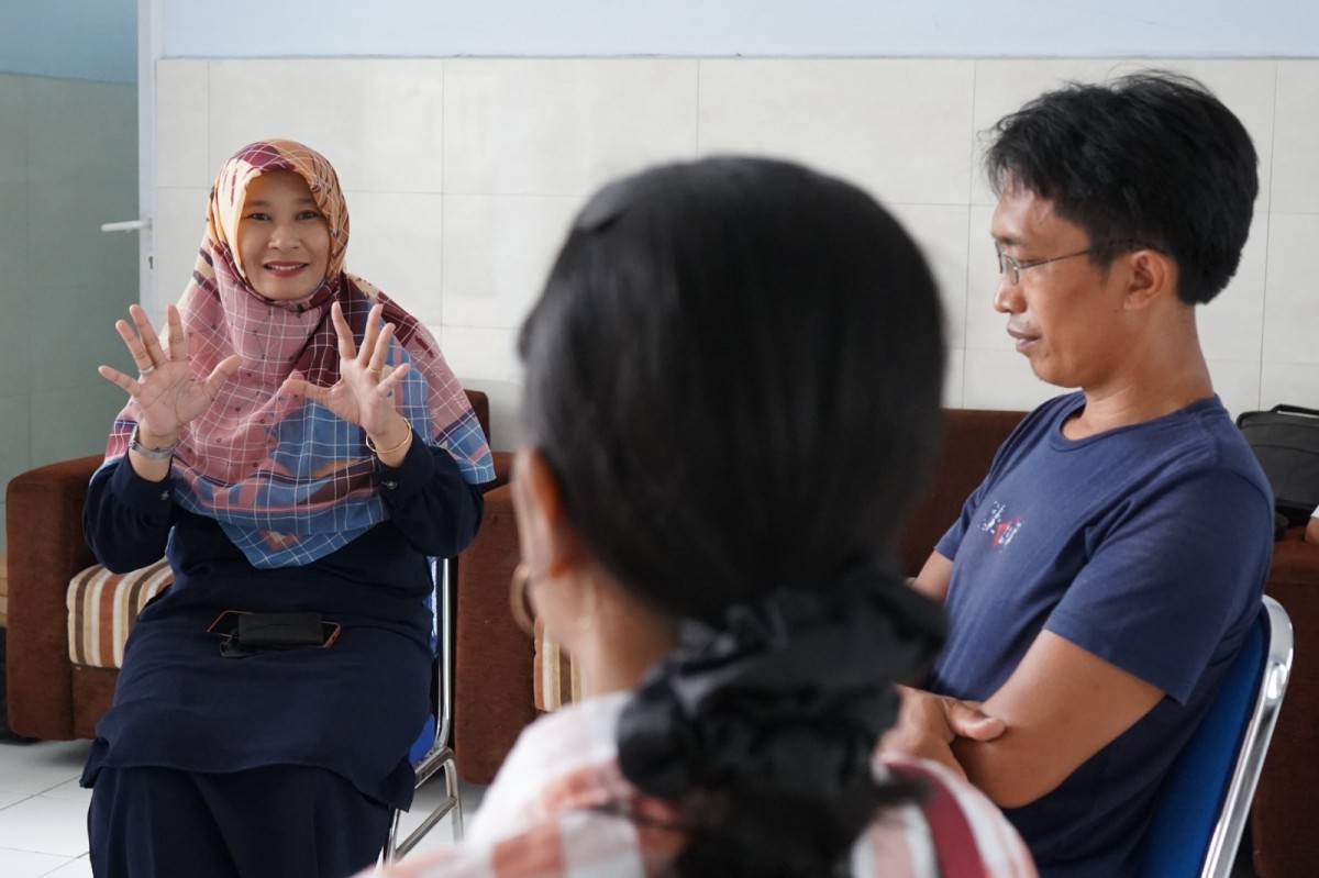 Pendampingan trauma healing korban kebakaran Pasar Gringging. (Foto: Humas Pemkab Kediri for jatimnow.com)