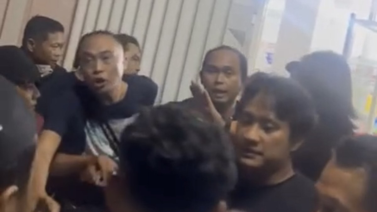 Situasi tegang saat polisi mengamankan pelaku. (Tangkapan layar video viral)