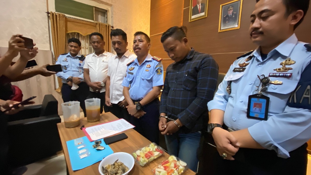 Lapas Kediri dan Satuan Narkoba Polres Kediri Kota merilis pelaku penyelundupan sabu. (Foto: Yanuar Dedy/jatimnow.com)