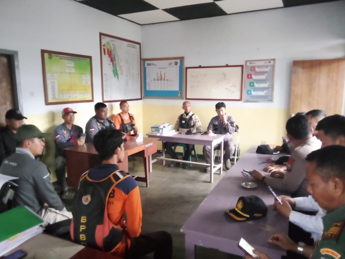 Koordinasi Tim SAR gabungan untuk mencari Mohadi. (Foto: Tim SAR for jatimnow.com)