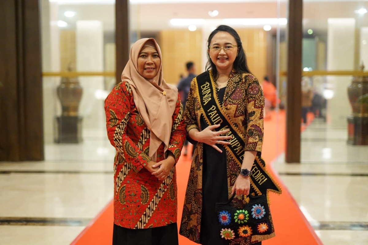 Mbak Cicha (kanan) bersama Retna Dyah Palupi Pokja Bunda Paud Bidang Pendidikan (kiri). (Foto: Humas Pemkab Kediri/jatimnow.com)