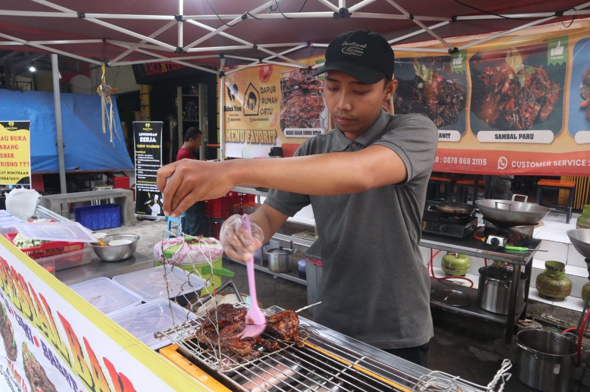 Tim dari Bebek Trisno menyajikan bebek bakar spesial bumbu 4 lapis. (Foto: Yanuar Dedy/jatimnow.com)