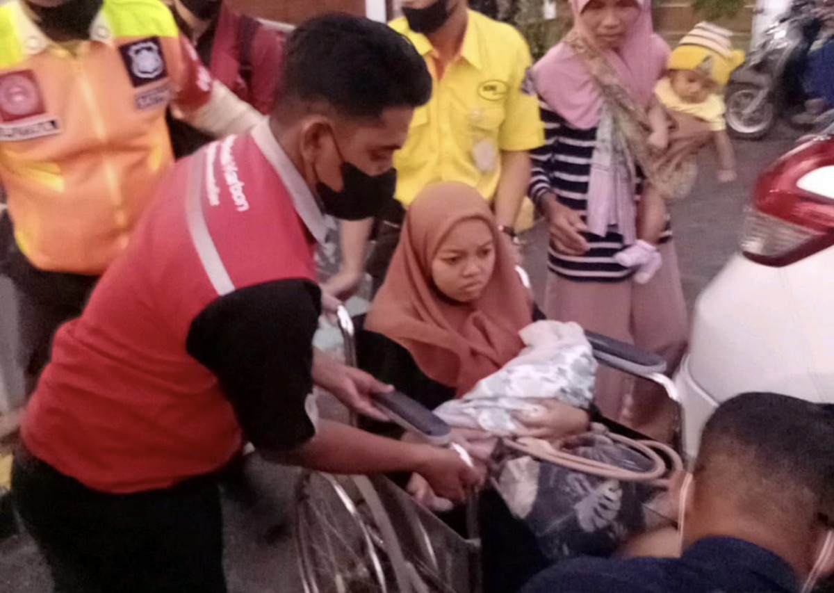 Penumpang Melahirkan Bayi Perempuan di Toilet Commuter Line Dhoho