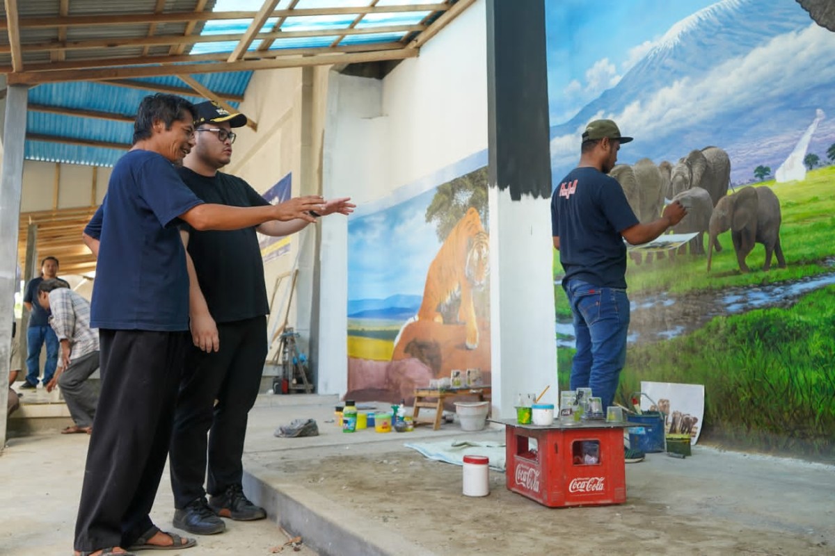 Mas Dhito saat mengunjungi Sanggar Kampung Lukis Ruslan di Desa Dawung, Kecamatan Ringinrejo. (Foto: Humas Pemkab Kediri/jatimnow.com)