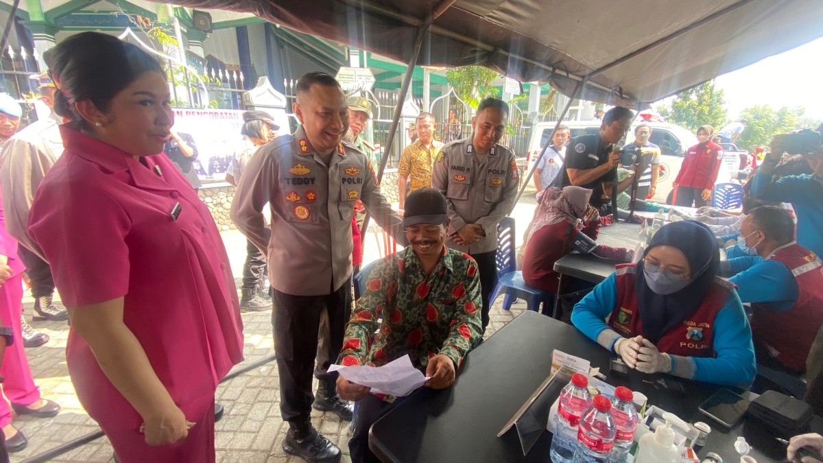Kapolres Kediri Kota, AKBP Teddy Chandra meninjau pengobatan gratis di Lereng Wilis. (Foto: Yanuar Dedy/jatimnow.com)