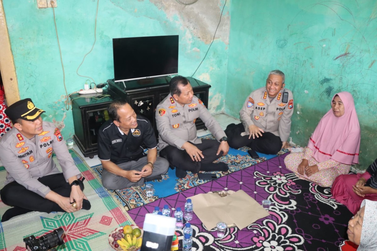 Kapolda Jawa Timur Irjen Pol Dr Toni Harmanto saat mengunjungi warga Sukorejo Gresik (Foto: Humas Polres Gresik for jatimnow)
