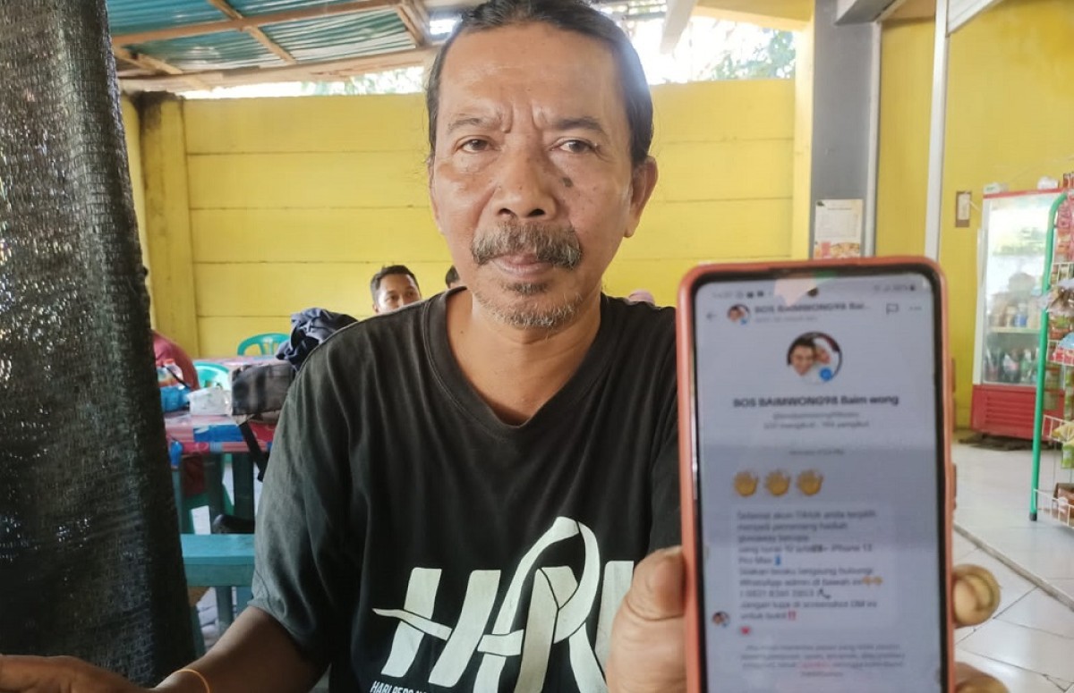 Agusmo menunjukkan akun Bos Baim Wong98 Baim Wong. (Foto: Mahfud Hidayatullah/jatimnow.com)