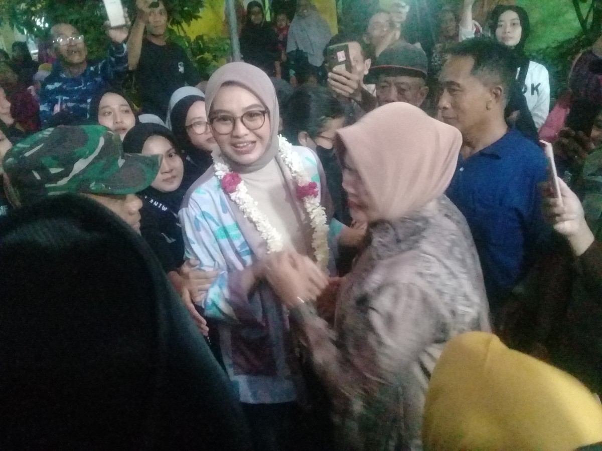 Juara Indonesian Idol 2023 Salma Salsabil saat pulang ke kediamannya di Probolinggo. (Foto: Mahfud Hidayatullah)