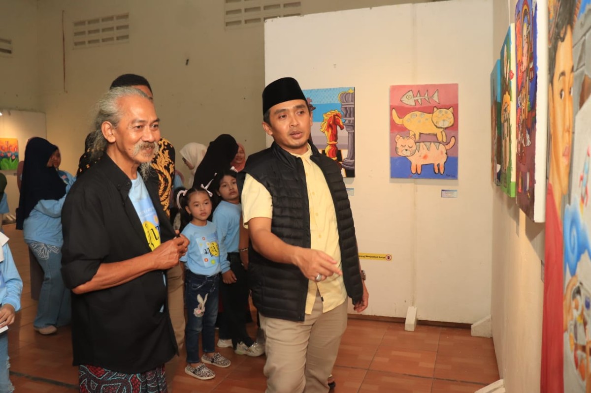 Wawali Pasuruan Adi Wibowo saat melihat Pameran Seni Rupa Ceria Warna Anak Negeri yang bertemakan 'Sumringah'. (Foto: dok Pemkot Pasuruan/jatimnow.com)