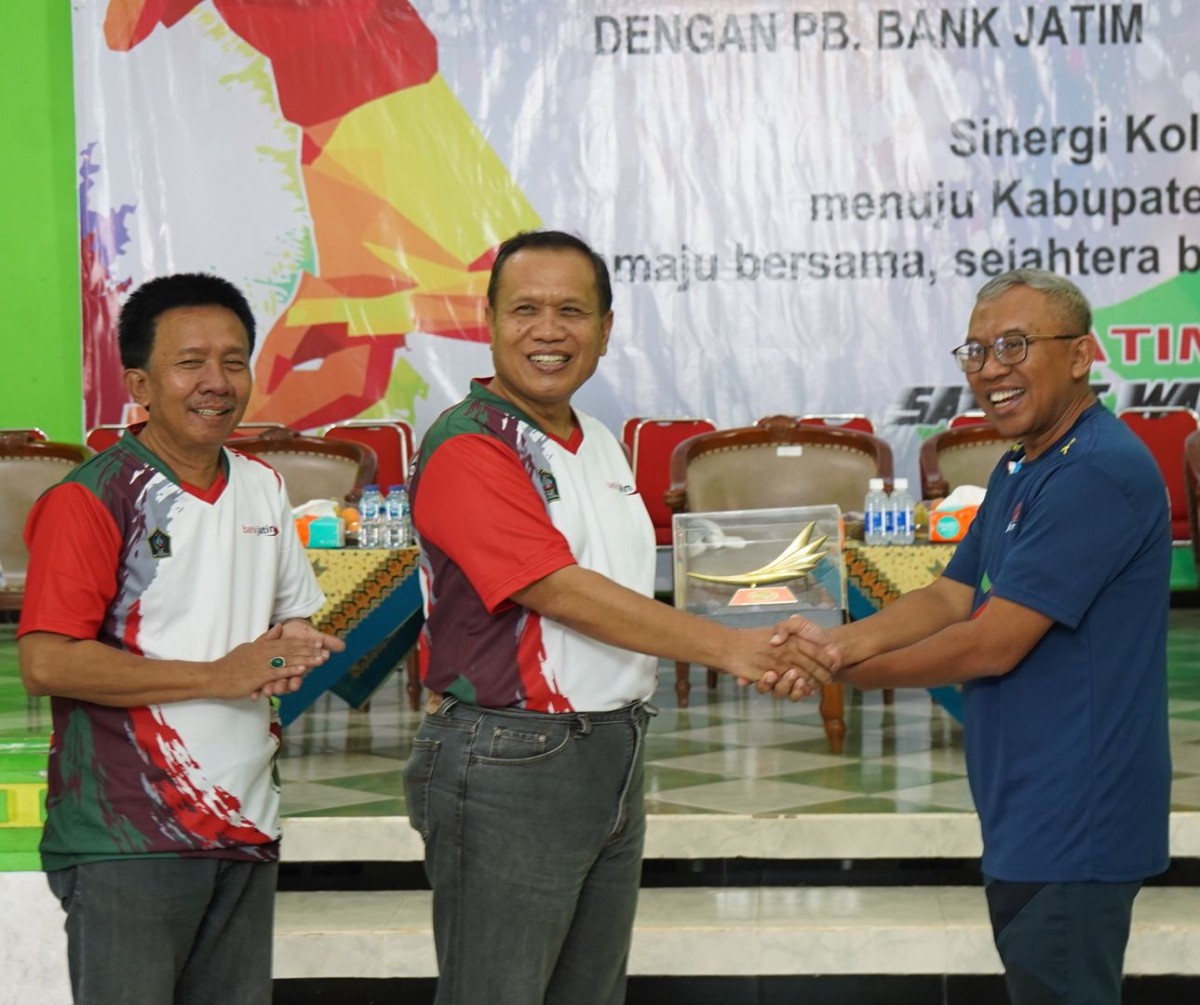 Direktur Manajemen Risiko sekaligus Pembina PB Bank Jatim Eko Susetyono (tengah) (Foto: Bank Jatim for jatimnow.com)