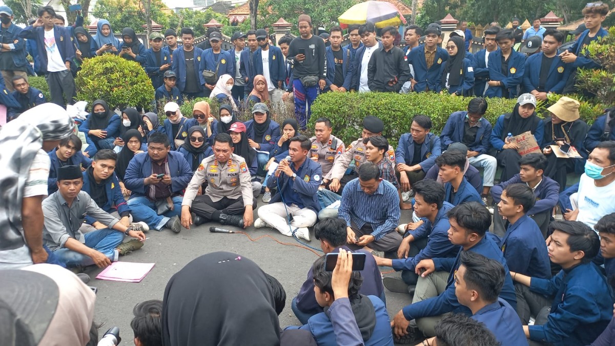 Mahasiswa UTM saat unjuk rasa di Polres Bangkalan. (Foto: Fathor Rahman/jatimnow.com)