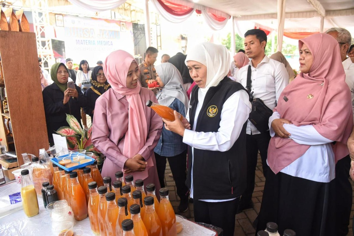 Gubernur Khofifah saat melihat produk kamu di Bursa Jamu Materia Medica di UPT Laboratorium Herbal Materia Medica Batu, Dinas Kesehatan (Dinkes) Jatim. (Foto: Humas Pemprov Jatim/jatimnow.com)